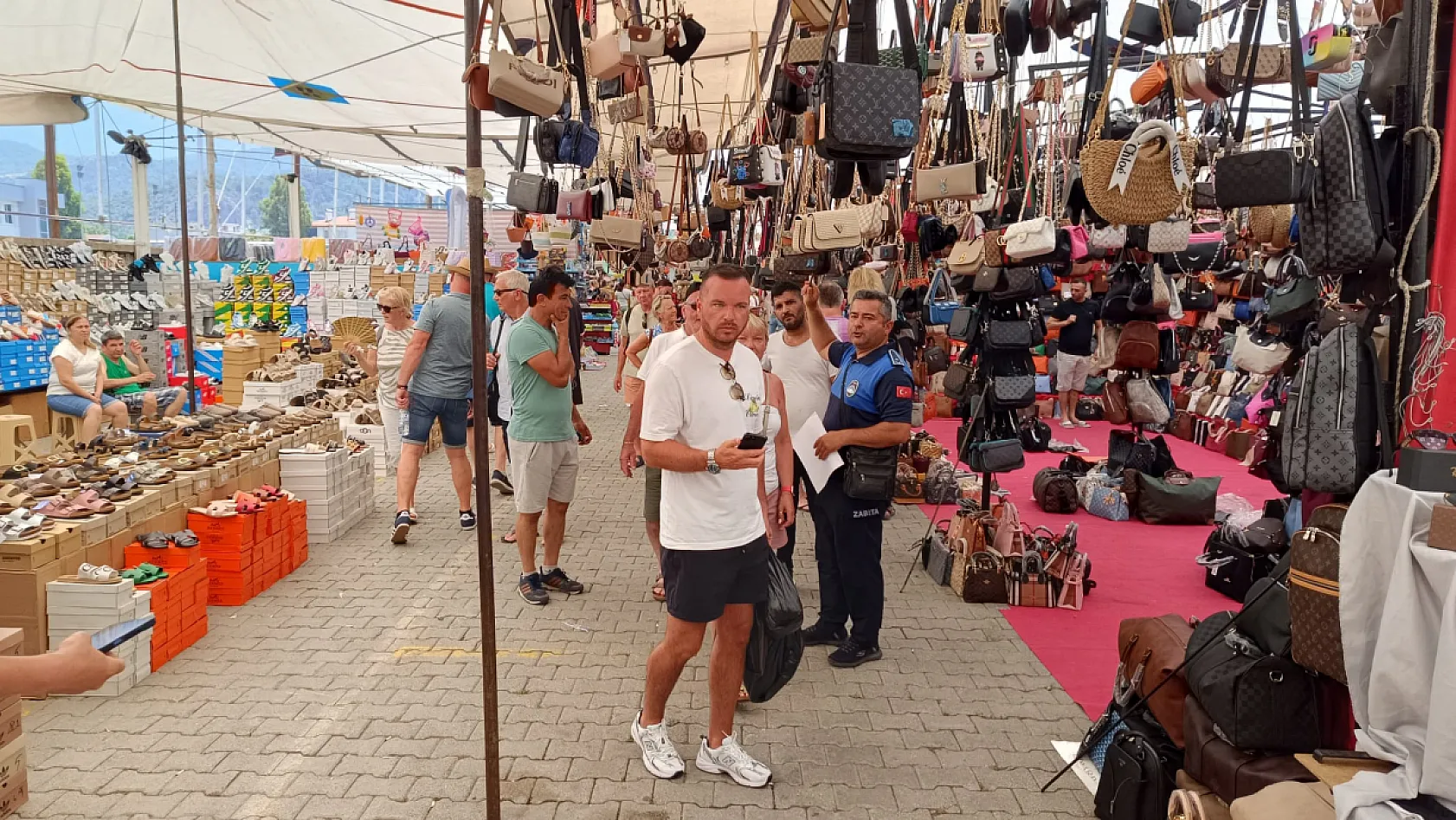 Fethiye Salı Pazarı'nda zabıta ekiplerinden sıkı denetim