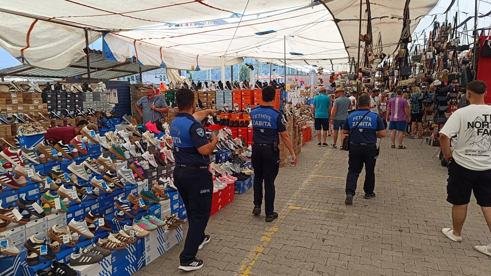 Fethiye Salı Pazarı'nda zabıta ekiplerinden sıkı denetim