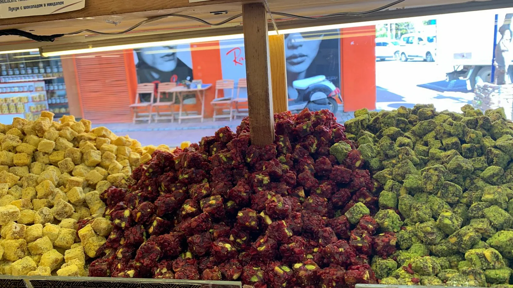 Fethiye Servet Şekerleme'de bayramın gözdesi 'Tahinli Çikolata'
