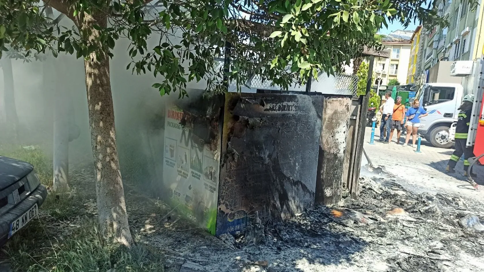 Fethiye Uğur Mumcu Parkı Otoparkında Çöp Konteyneri Yangını: Araçta Hasar Oluştu