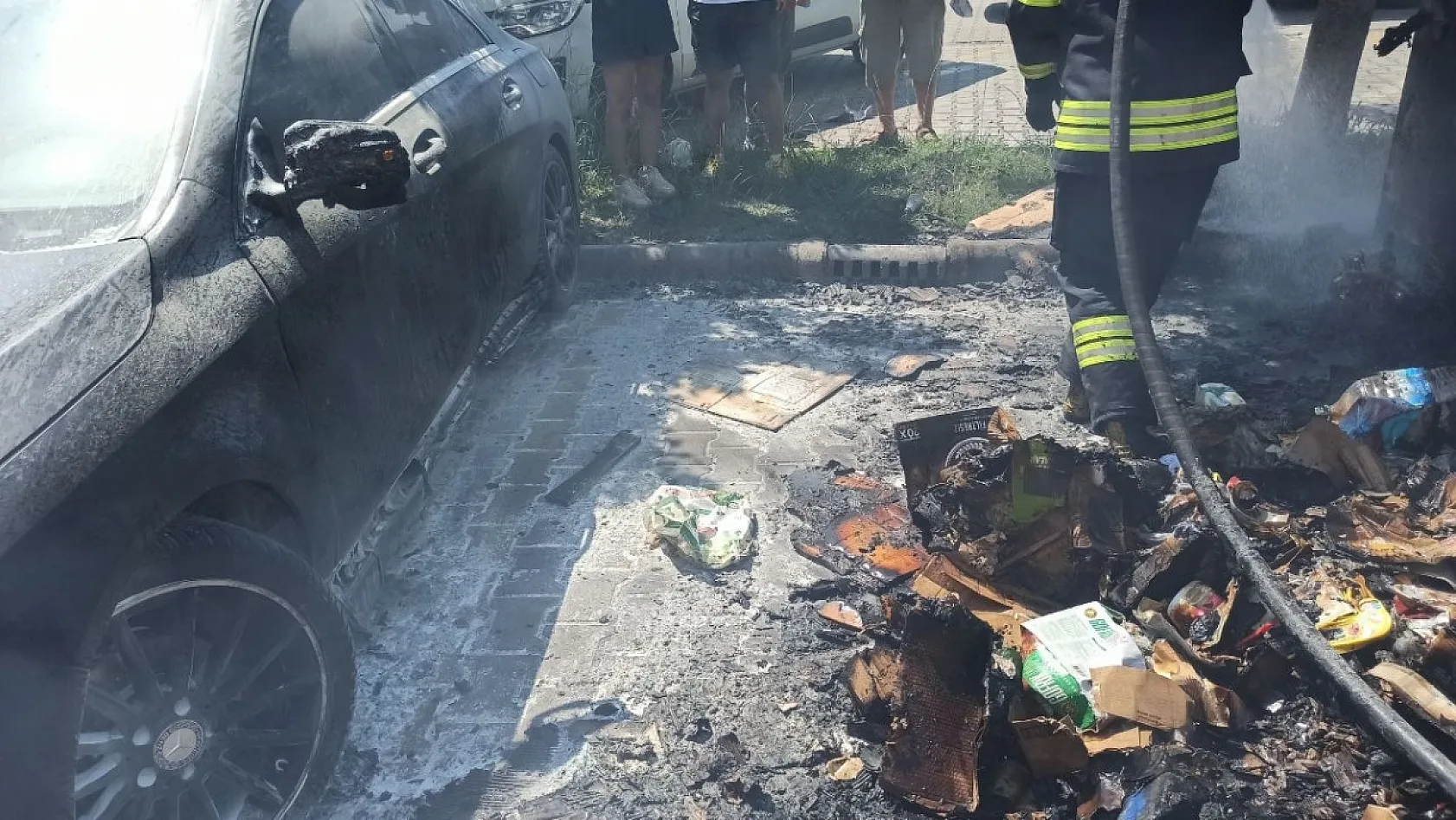 Fethiye Uğur Mumcu Parkı Otoparkında Çöp Konteyneri Yangını: Araçta Hasar Oluştu