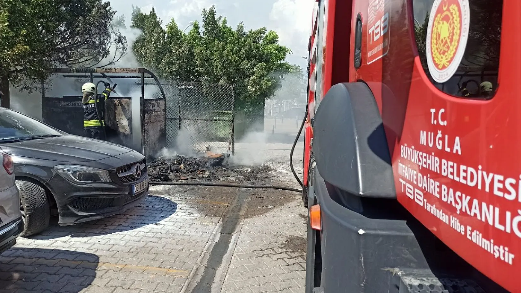 Fethiye Uğur Mumcu Parkı Otoparkında Çöp Konteyneri Yangını: Araçta Hasar Oluştu