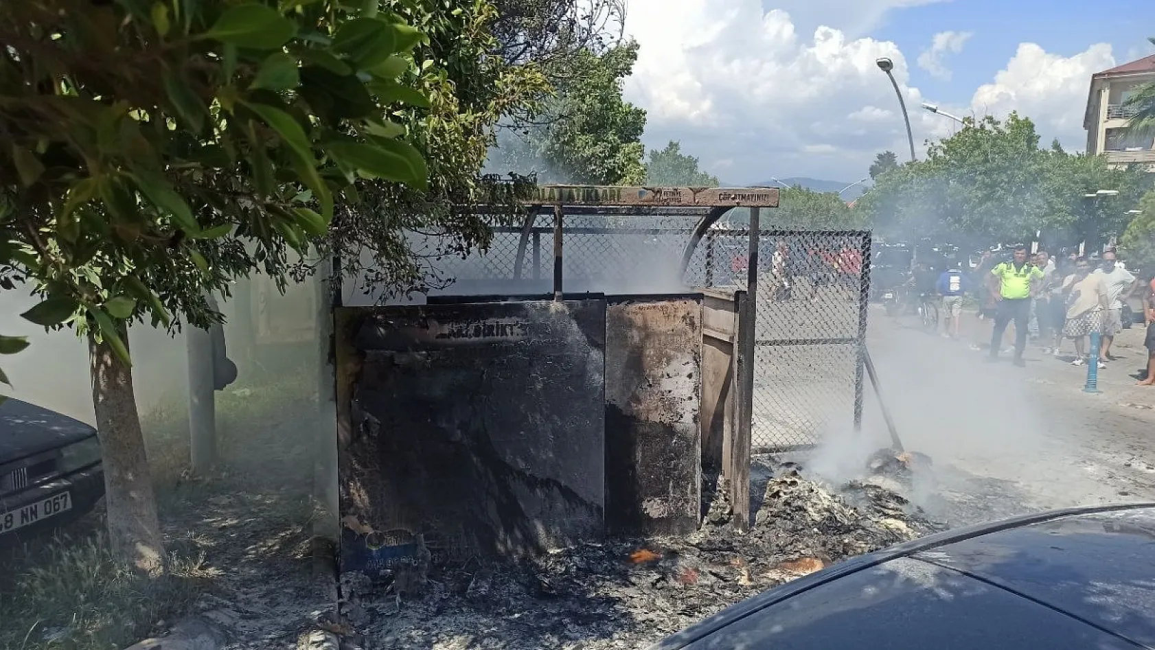 Fethiye Uğur Mumcu Parkı Otoparkında Çöp Konteyneri Yangını: Araçta Hasar Oluştu