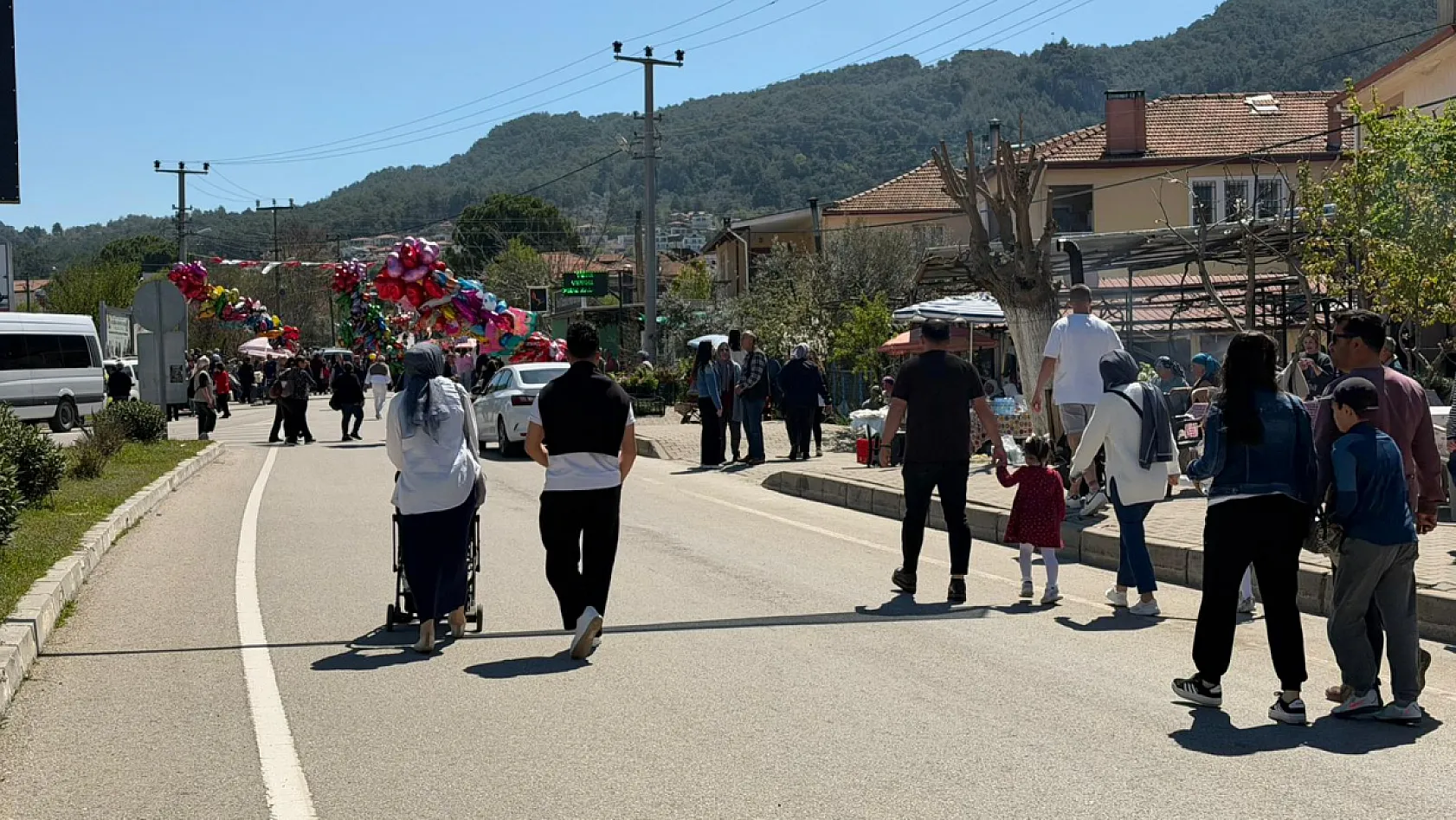 Fethiye Yeşilüzümlü'de Festival yoğun ilgi görüyor: Trafik yavaşladı