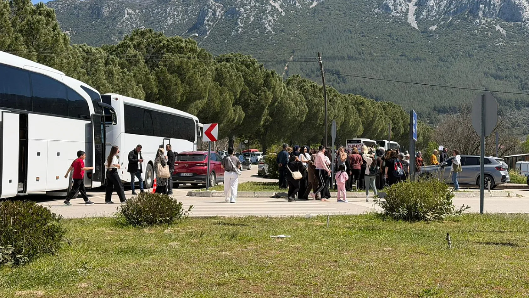 Fethiye Yeşilüzümlü'de Festival yoğun ilgi görüyor: Trafik yavaşladı