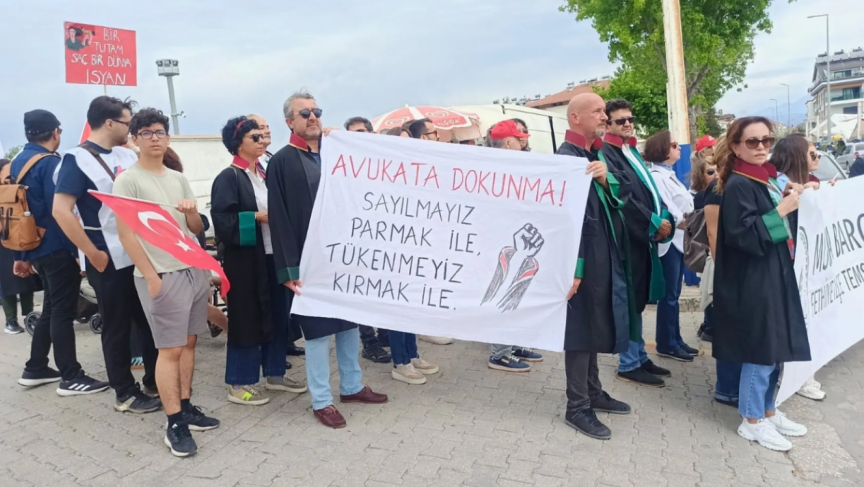 Fethiye'de 1 Mayıs coşkusu: 'Birlikte değiştirelim' çağrısıyla emek ve dayanışma yürüyüşü