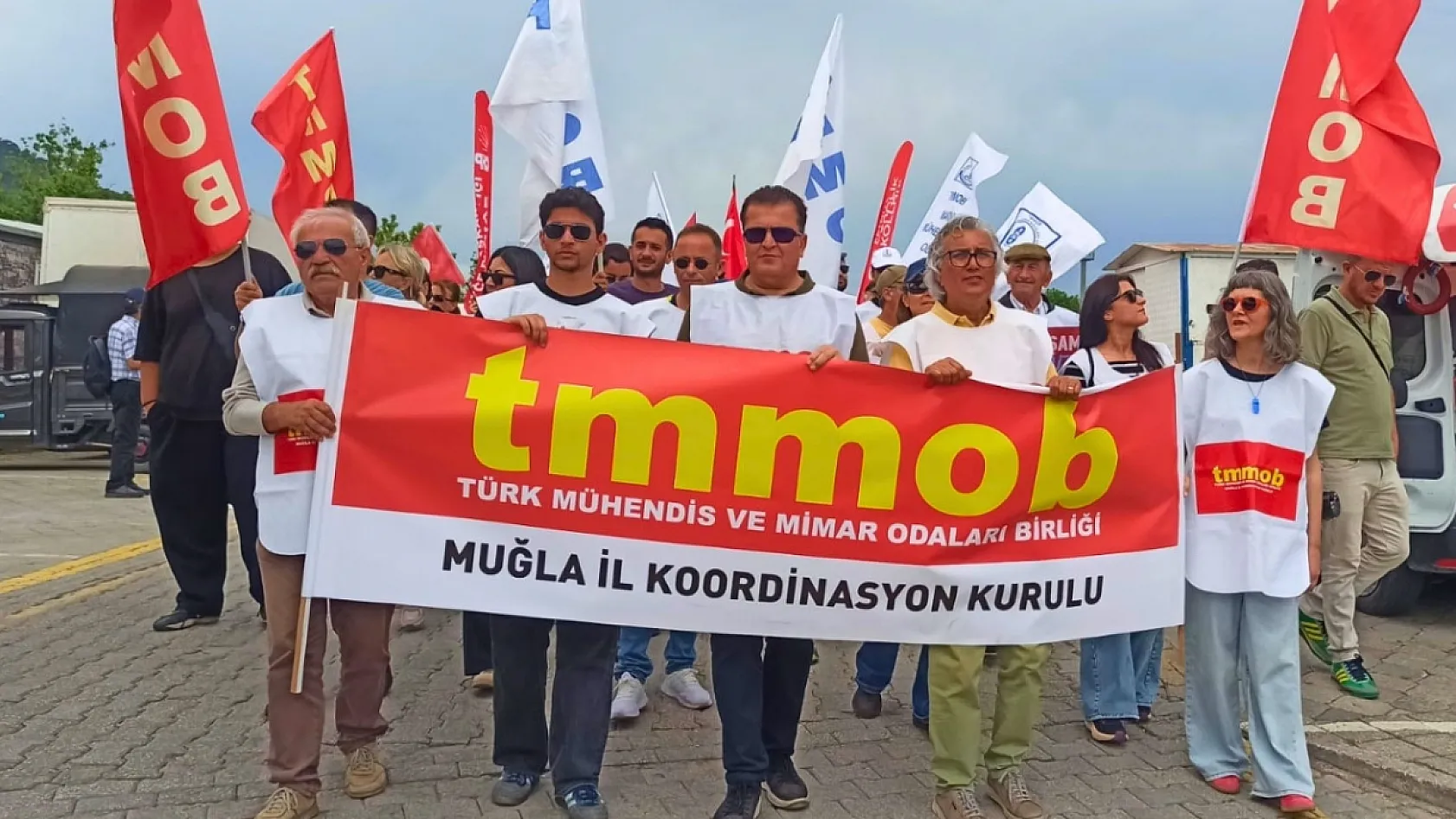Fethiye'de 1 Mayıs coşkusu: 'Birlikte değiştirelim' çağrısıyla emek ve dayanışma yürüyüşü
