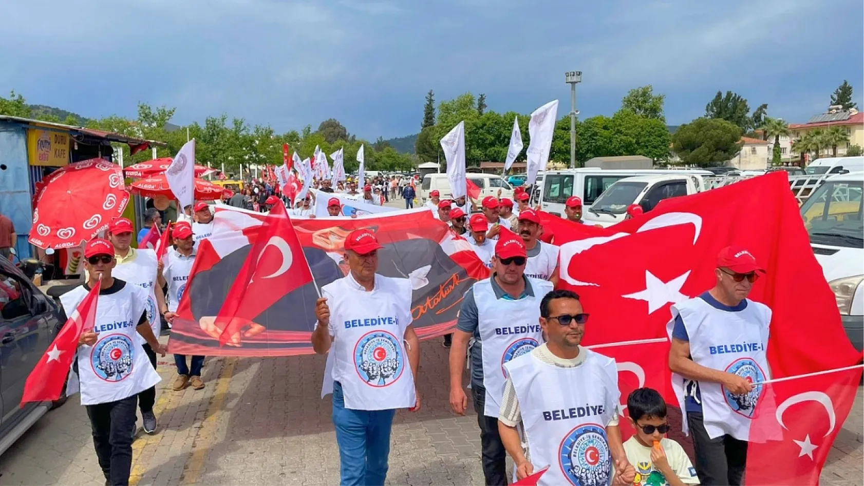 Fethiye'de 1 Mayıs coşkusu: 'Birlikte değiştirelim' çağrısıyla emek ve dayanışma yürüyüşü