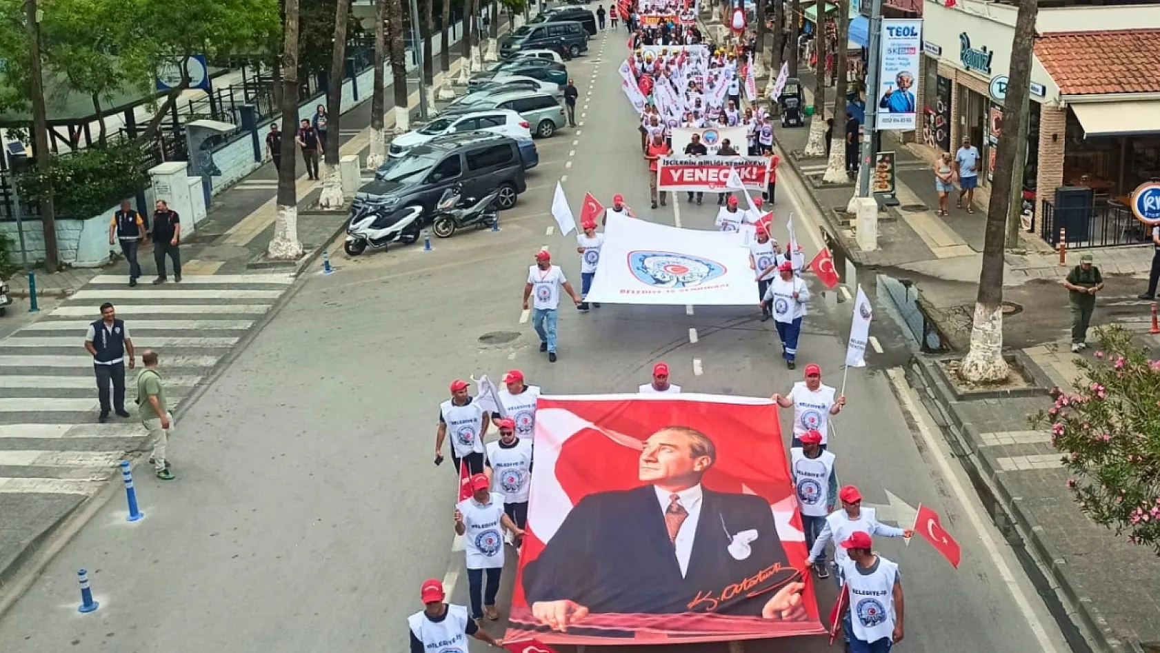 Fethiye'de 1 Mayıs coşkusu: 'Birlikte değiştirelim' çağrısıyla emek ve dayanışma yürüyüşü