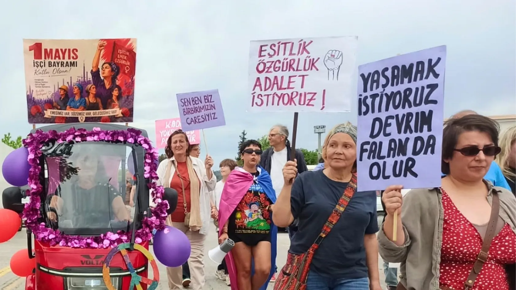 Fethiye'de 1 Mayıs coşkusu: 'Birlikte değiştirelim' çağrısıyla emek ve dayanışma yürüyüşü