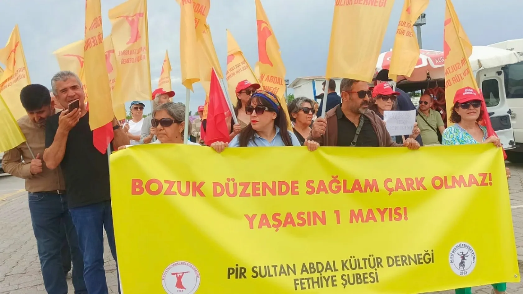Fethiye'de 1 Mayıs coşkusu: 'Birlikte değiştirelim' çağrısıyla emek ve dayanışma yürüyüşü