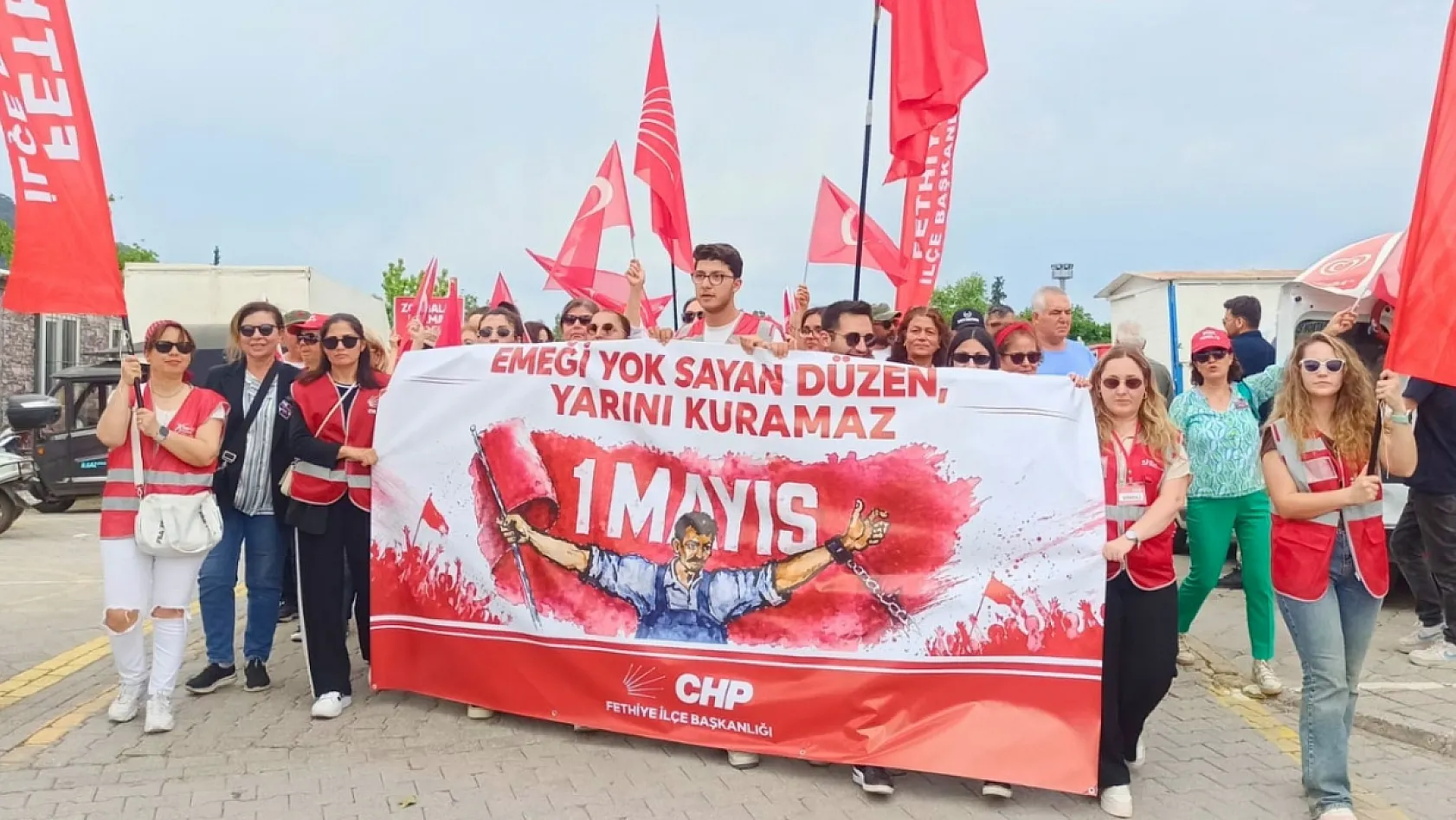 Fethiye'de 1 Mayıs coşkusu: 'Birlikte değiştirelim' çağrısıyla emek ve dayanışma yürüyüşü