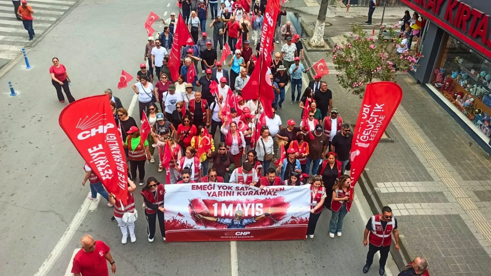 Fethiye'de 1 Mayıs coşkusu: 'Birlikte değiştirelim' çağrısıyla emek ve dayanışma yürüyüşü