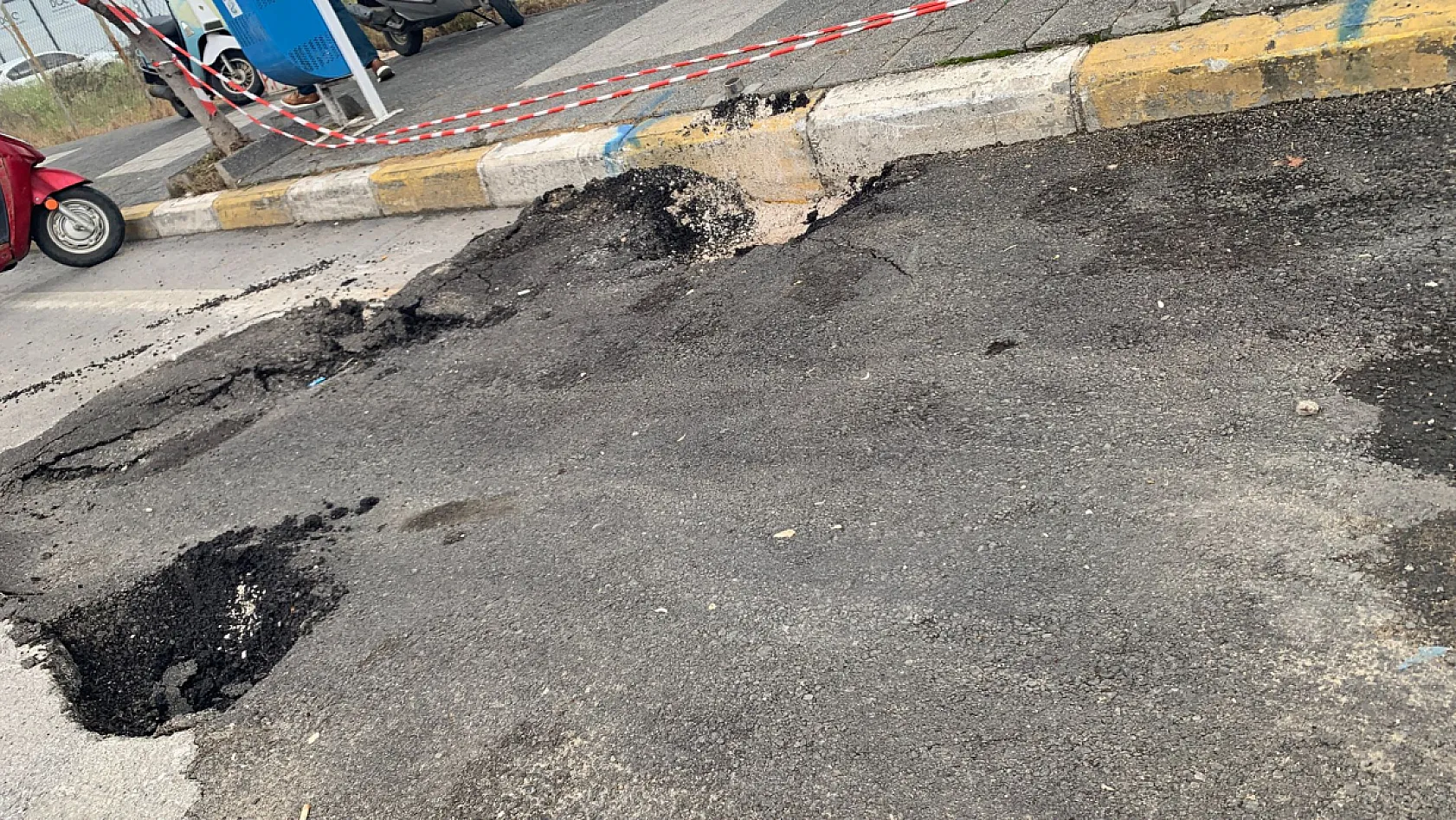 Fethiye'de 22 metrelik yolda asfalt çökmesi: Trafik kontrollü sağlanıyor
