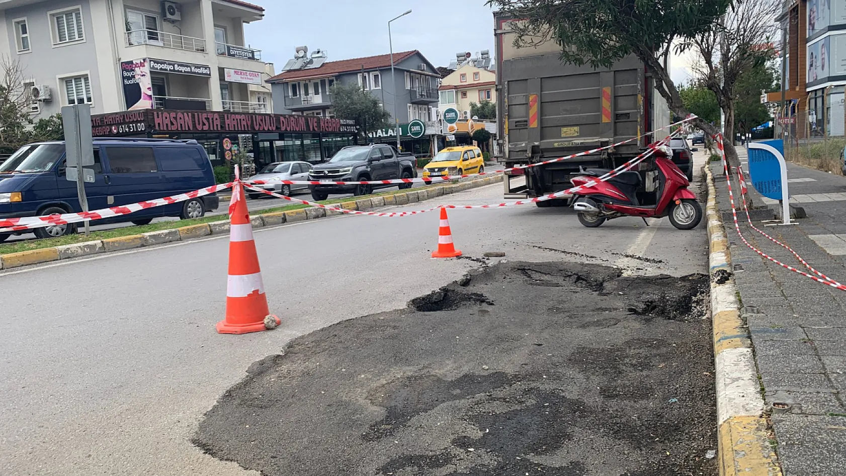 Fethiye'de 22 metrelik yolda asfalt çökmesi: Trafik kontrollü sağlanıyor