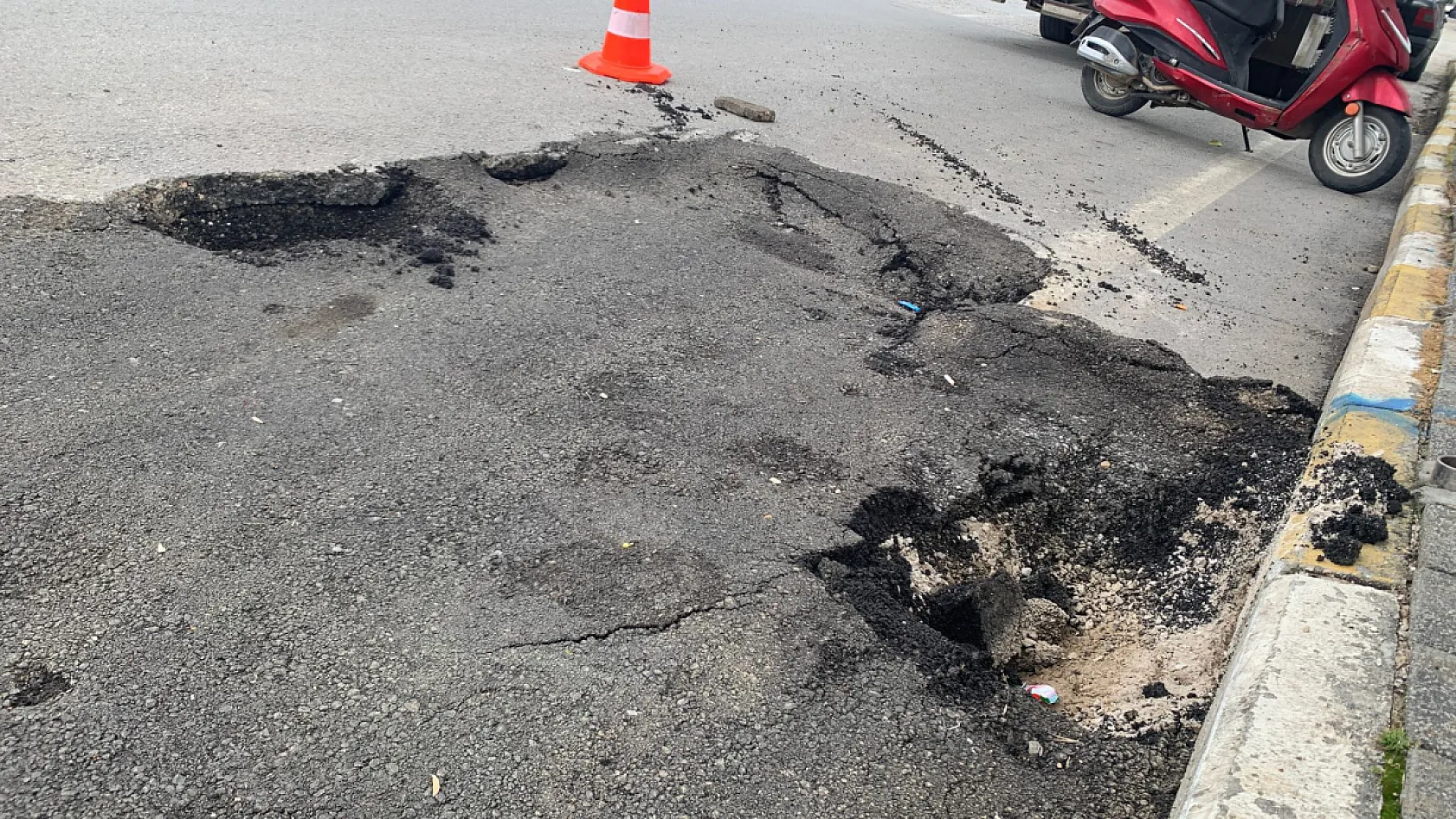 Fethiye'de 22 metrelik yolda asfalt çökmesi: Trafik kontrollü sağlanıyor
