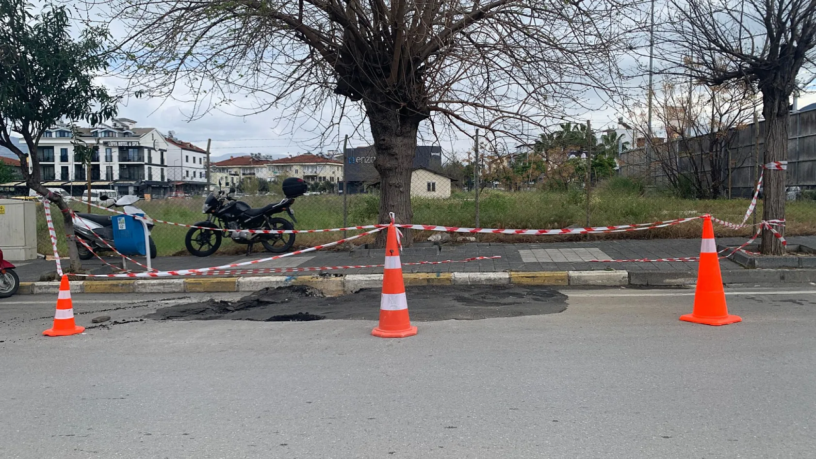 Fethiye'de 22 metrelik yolda asfalt çökmesi: Trafik kontrollü sağlanıyor