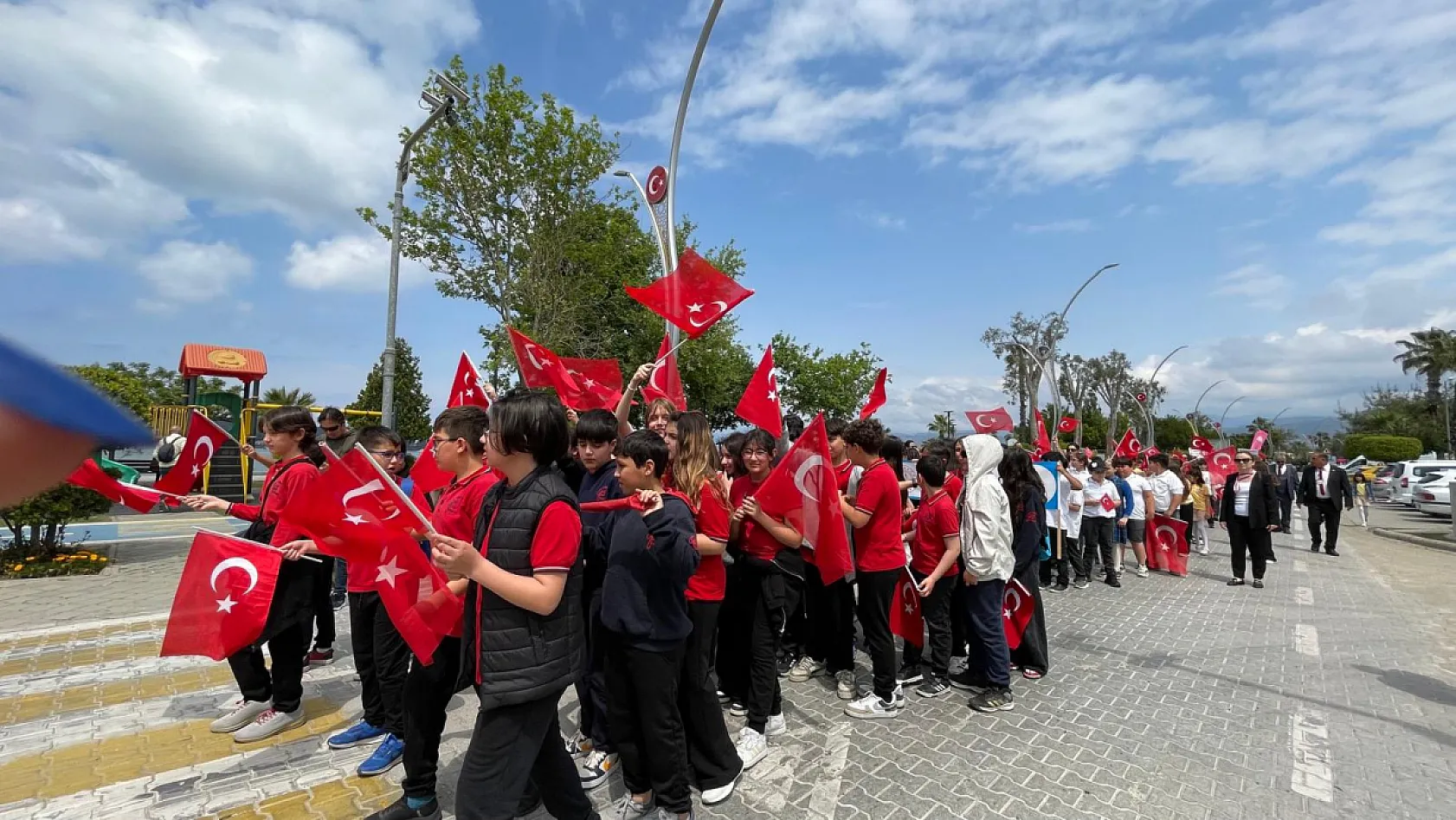 Fethiye'de 23 Nisan coşkusu 'Kortej Yürüyüşüyle' taçlandı