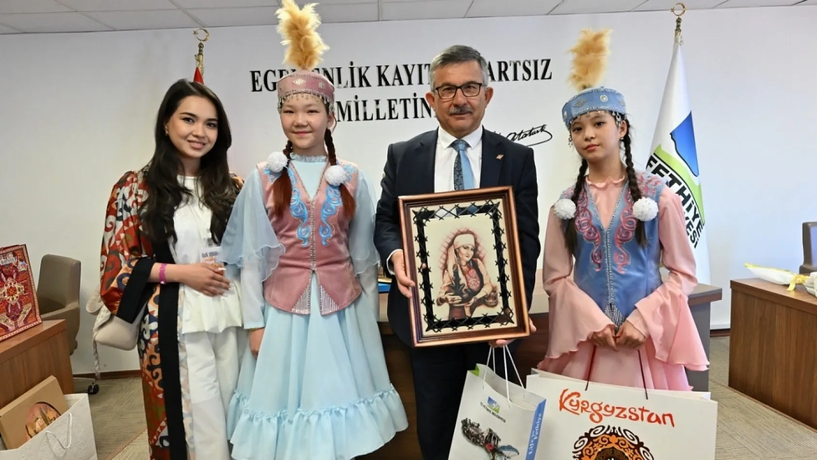 Fethiye'de 23 Nisan etkinlikleri kapsamında yabancı çocuklar ağırlandı