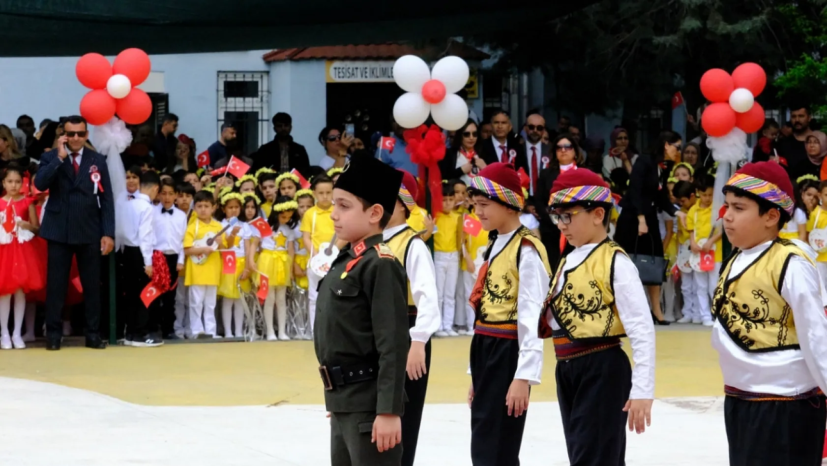 Fethiye'de 23 Nisan sevinci: Öğrencilerden alkış alan gösteriler