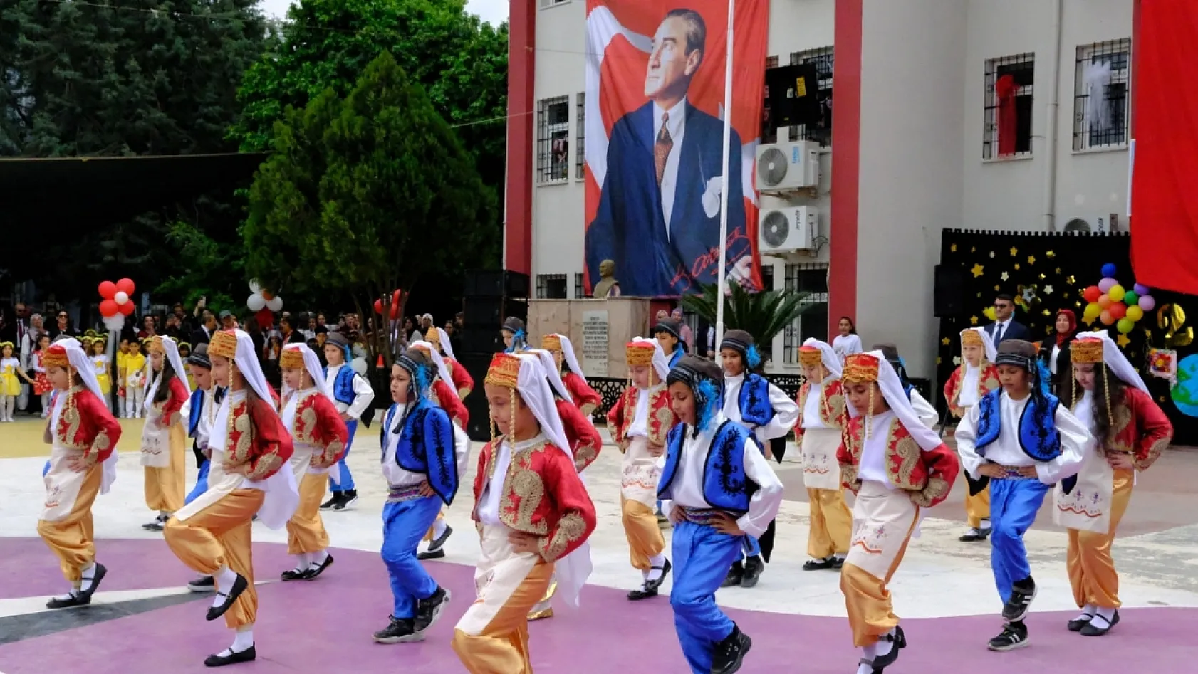 Fethiye'de 23 Nisan sevinci: Öğrencilerden alkış alan gösteriler