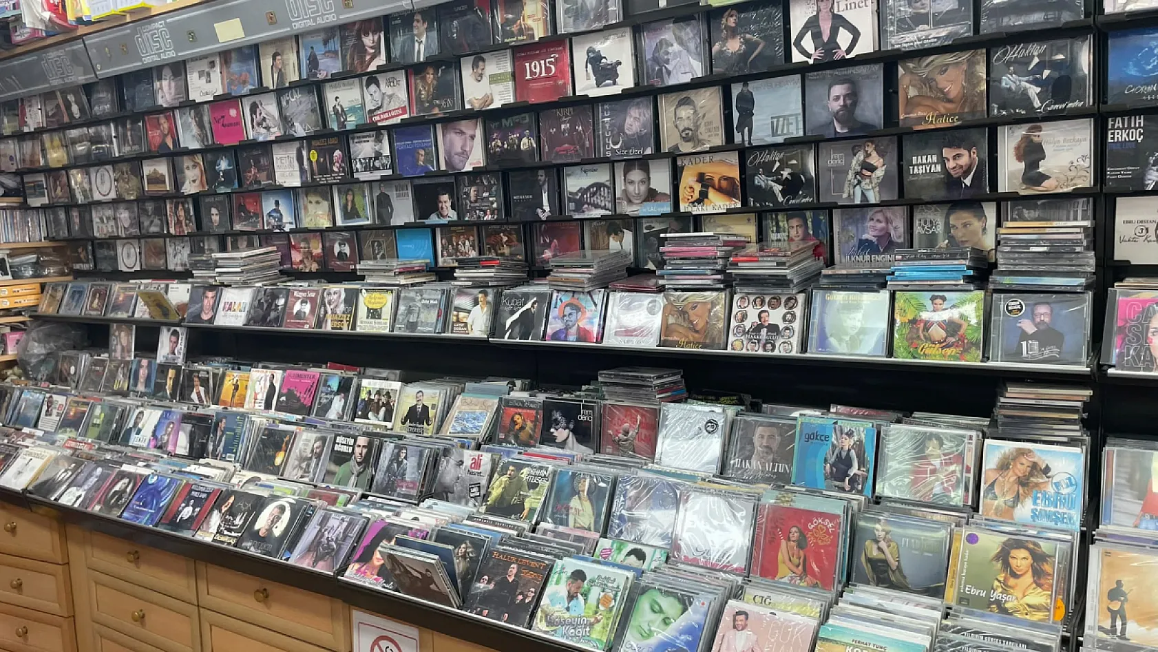 Fethiye'de 43 yıllık müzik hafızası: Kasetten dijitale uzanan bir ömür