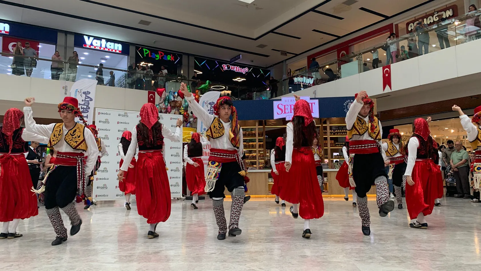 Fethiye'de 60 genç dansçıdan 19 Mayıs'a özel gösteri