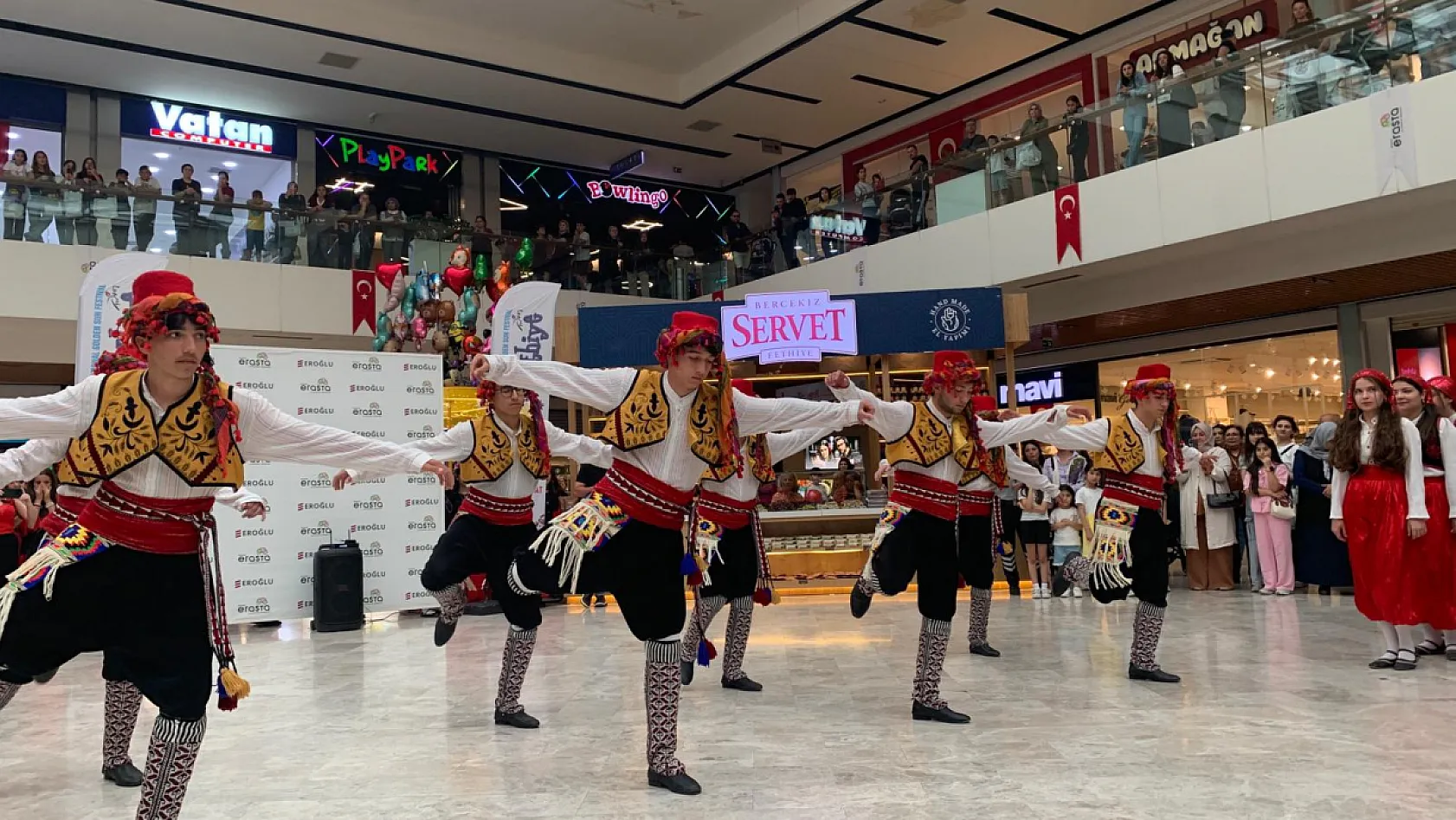 Fethiye'de 60 genç dansçıdan 19 Mayıs'a özel gösteri