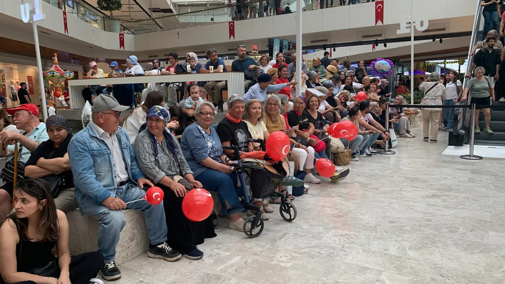 Fethiye'de 60 genç dansçıdan 19 Mayıs'a özel gösteri