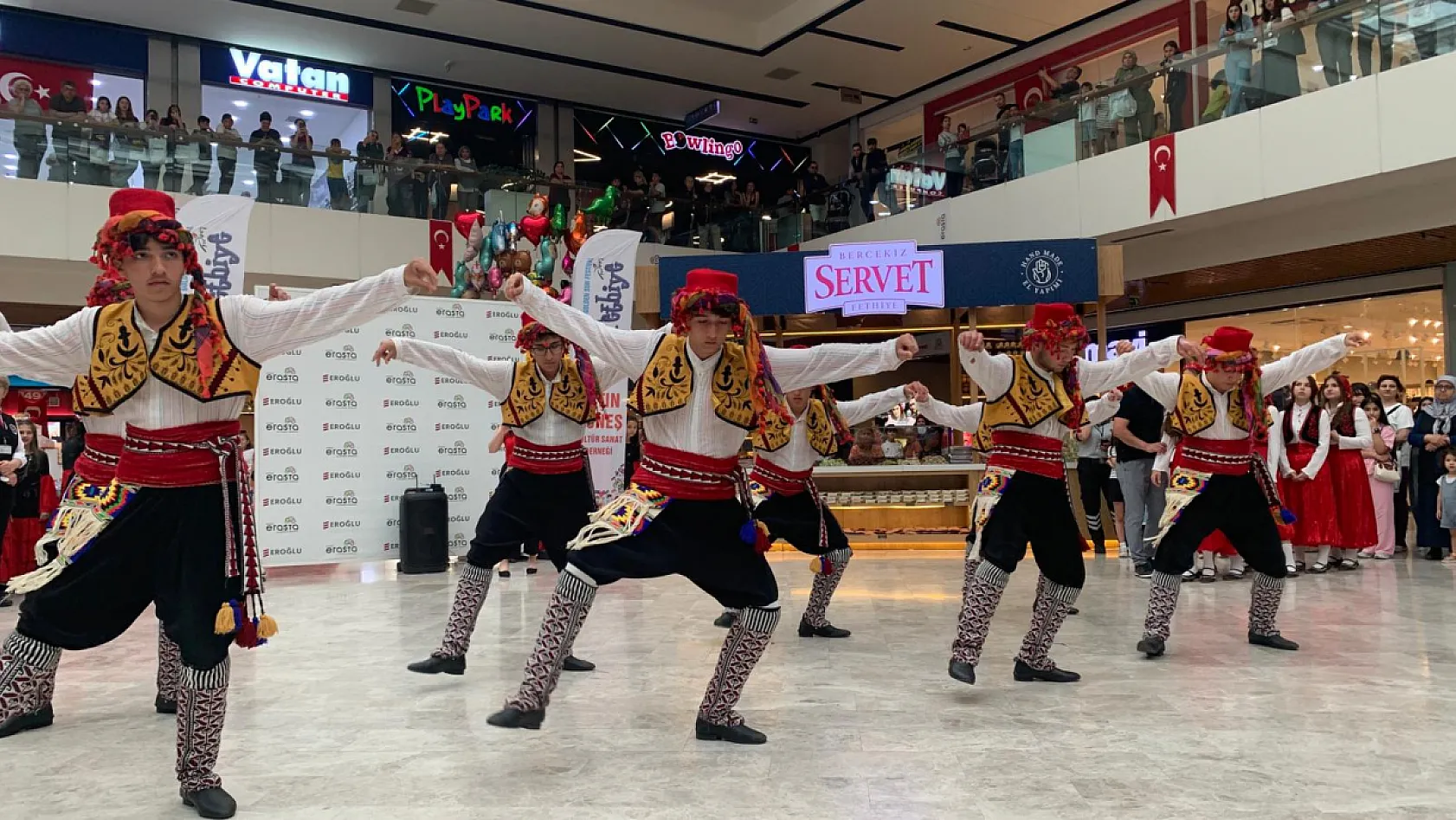 Fethiye'de 60 genç dansçıdan 19 Mayıs'a özel gösteri