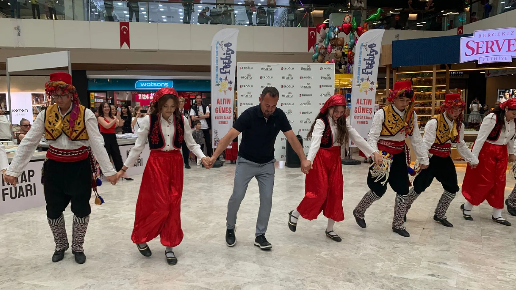 Fethiye'de 60 genç dansçıdan 19 Mayıs'a özel gösteri