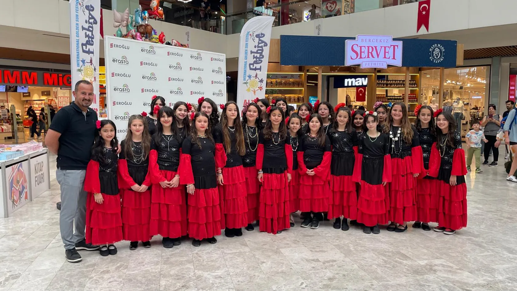 Fethiye'de 60 genç dansçıdan 19 Mayıs'a özel gösteri