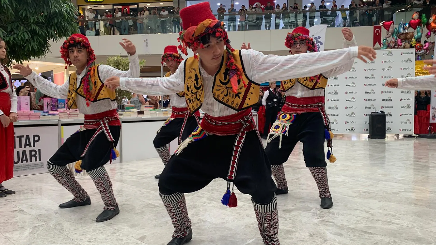 Fethiye'de 60 genç dansçıdan 19 Mayıs'a özel gösteri