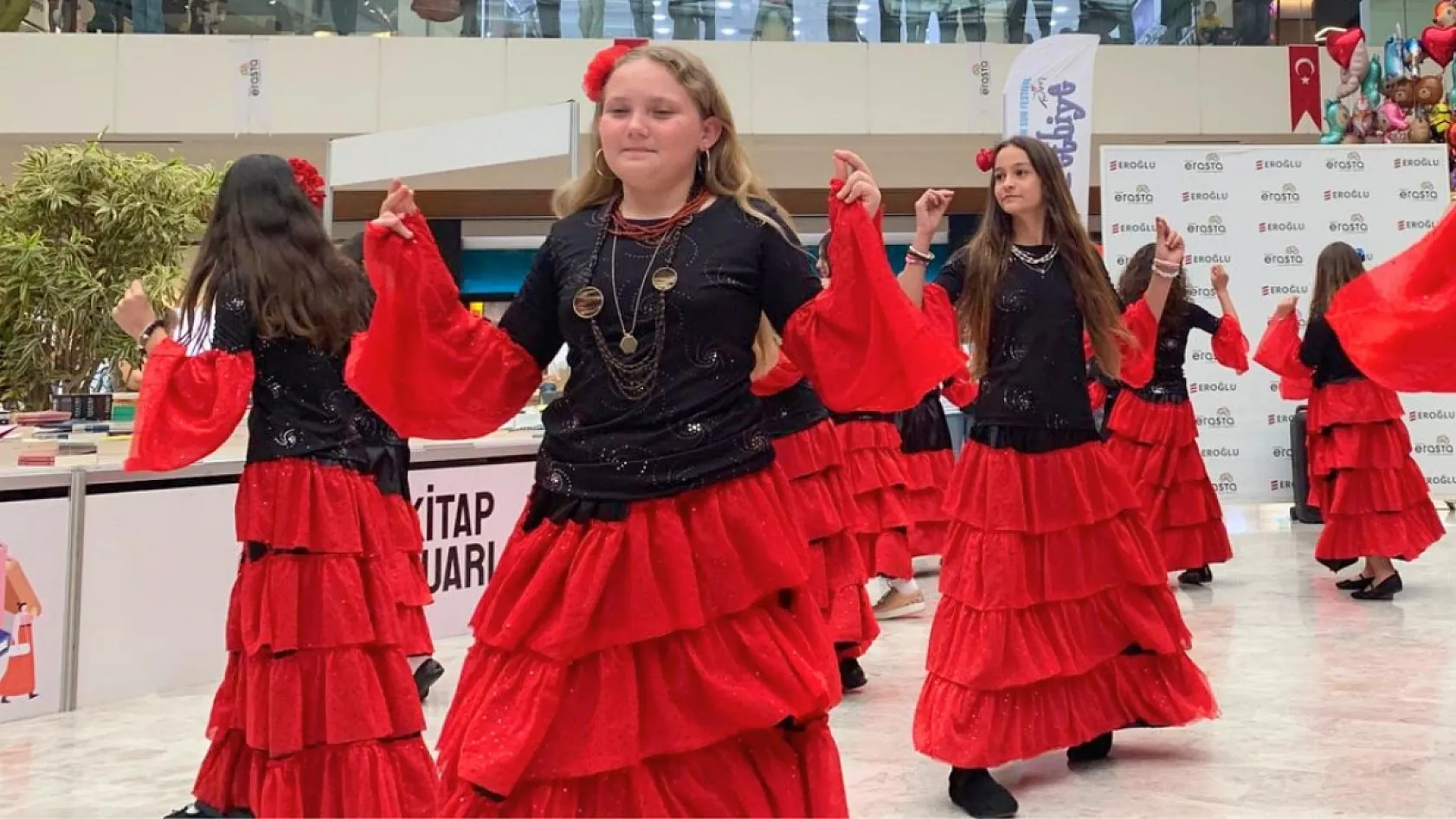 Fethiye'de 60 genç dansçıdan 19 Mayıs'a özel gösteri