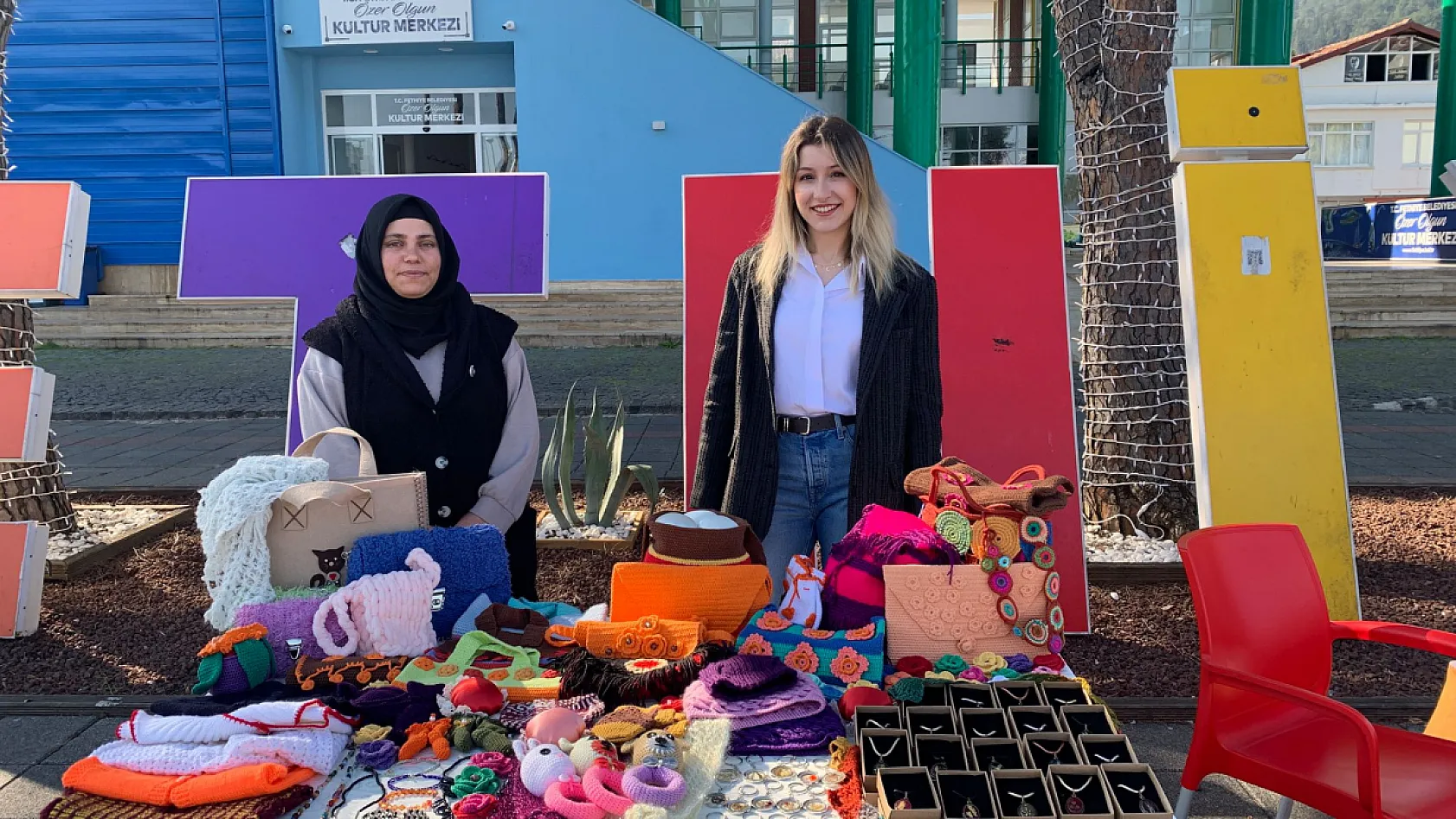 Fethiye'de 8 Mart coşkusu başladı: Beşkaza Meydanı'nda stantlar kuruluyor