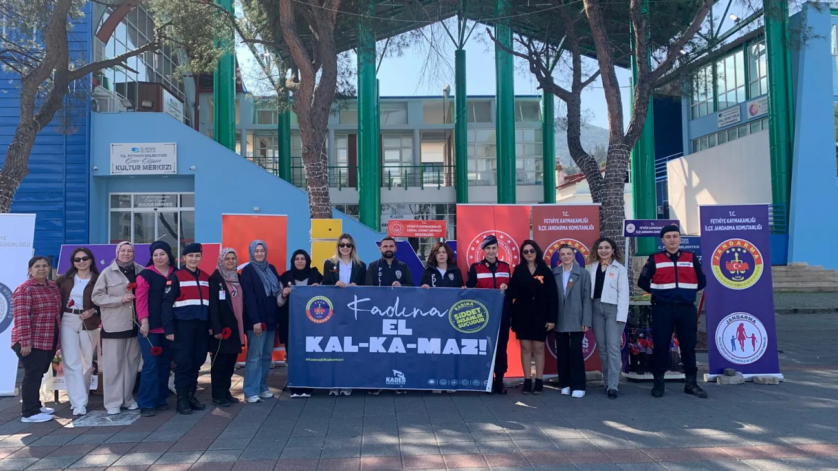 Fethiye'de 8 Mart coşkusu başladı: Beşkaza Meydanı'nda stantlar kuruluyor