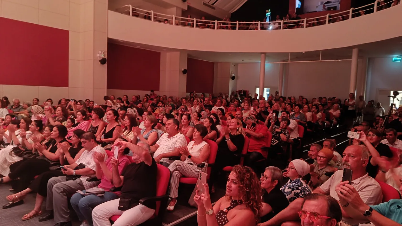 Fethiye'de Anadolu'nun renkleri sahneye taşındı: Halk Oyunları Gecesi'ne yoğun ilgi