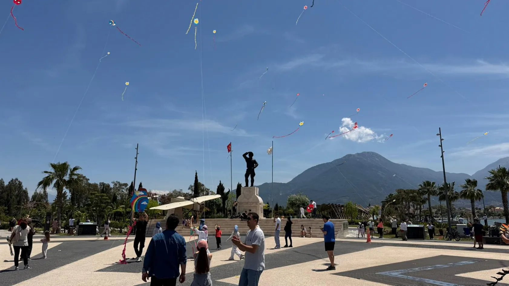 Fethiye'de Anneler Günü'ne Özel Uçurtma Şenliği