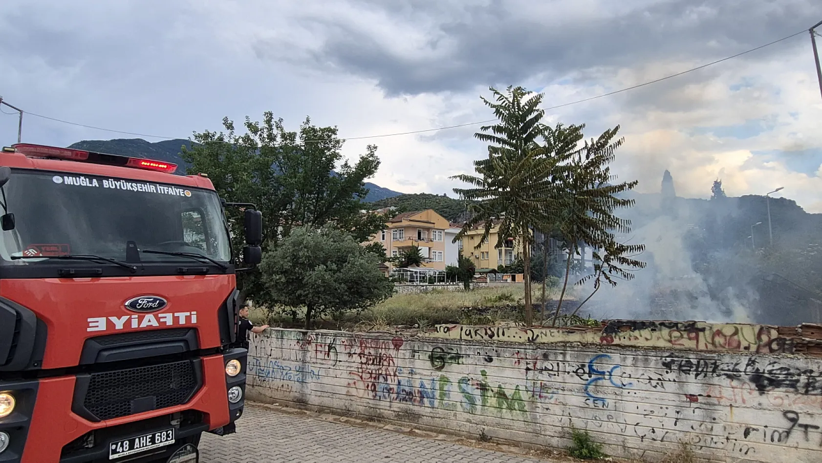 Fethiye'de Baha Şıkman Caddesi'nde yangın
