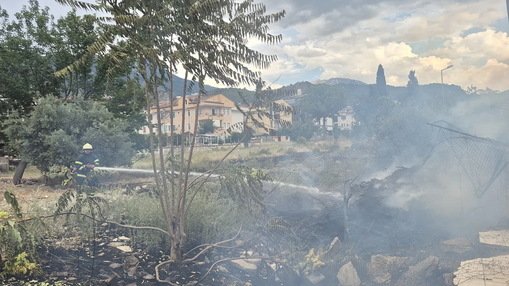 Fethiye'de Baha Şıkman Caddesi'nde yangın