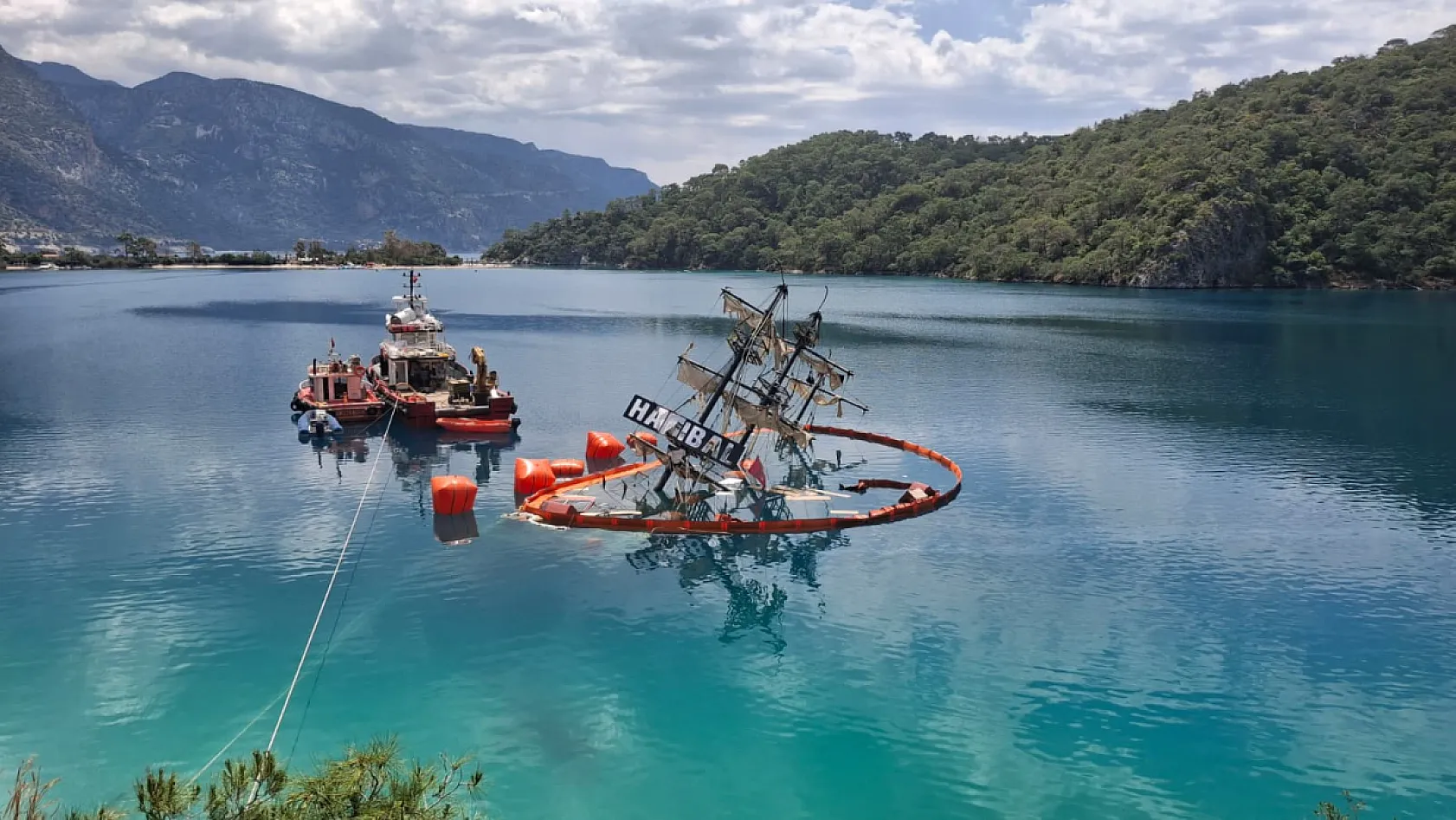 Fethiye'de Batan Tur Teknesinin Çıkarılması İçin Çalışma Başlatıldı