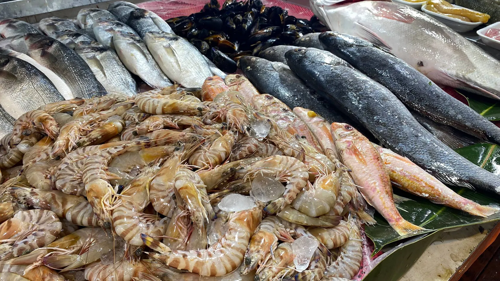 Fethiye'de bayram bereketi: Balık Pazarı'nda yoğunluk