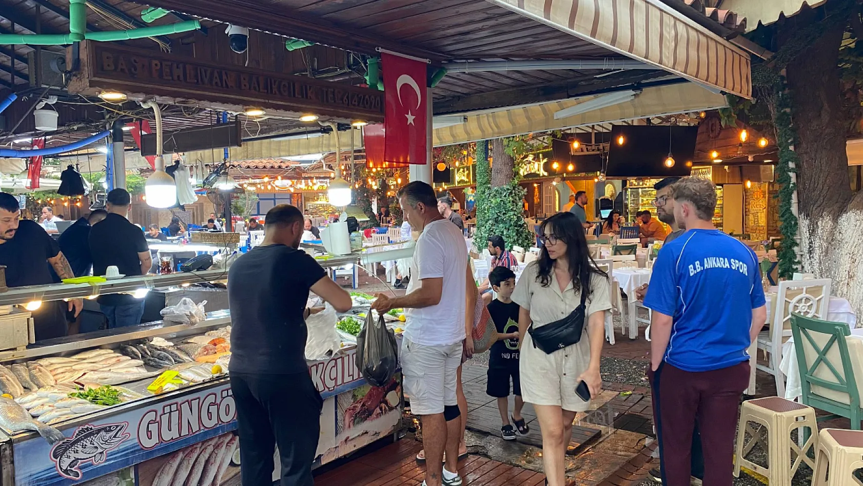 Fethiye'de bayram bereketi: Balık Pazarı'nda yoğunluk