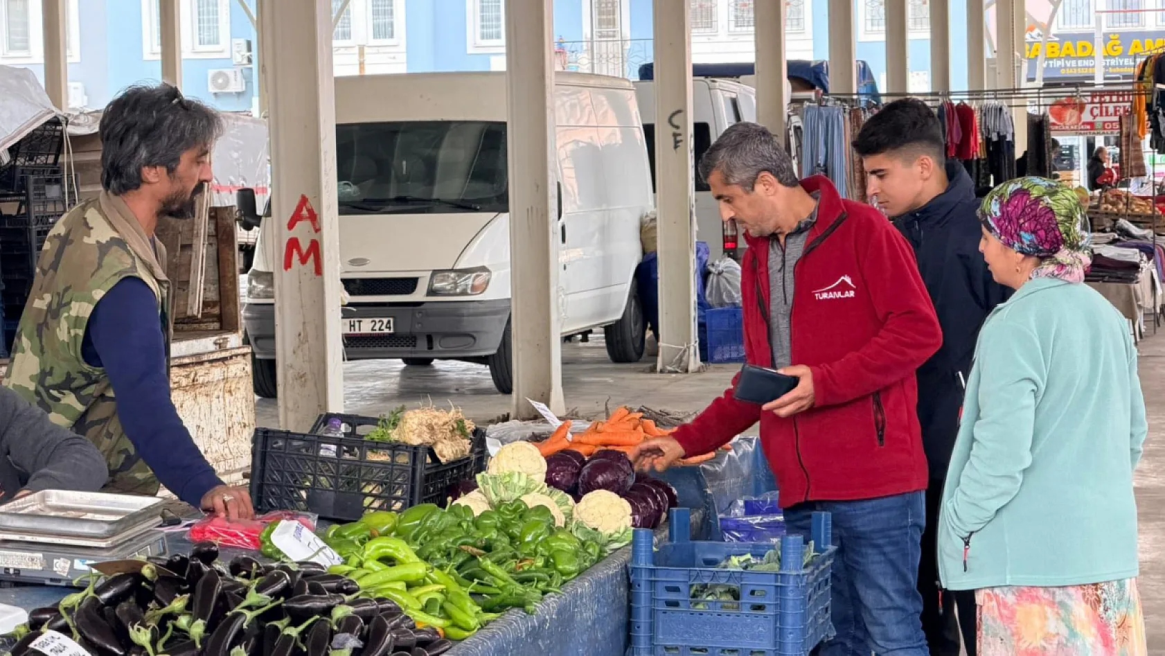 Fethiye'de bayram mesaisi: Patlangıç Pazarı'nda fiyatlar