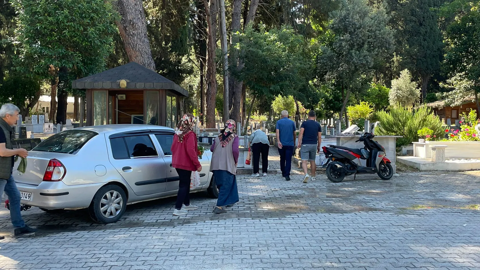 Fethiye'de bayram öncesi kabirlerde hüzün ve dua