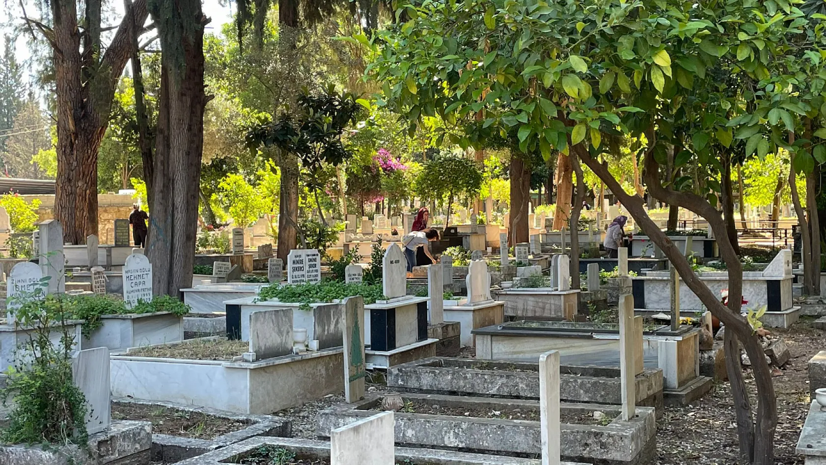 Fethiye'de bayram öncesi kabirlerde hüzün ve dua
