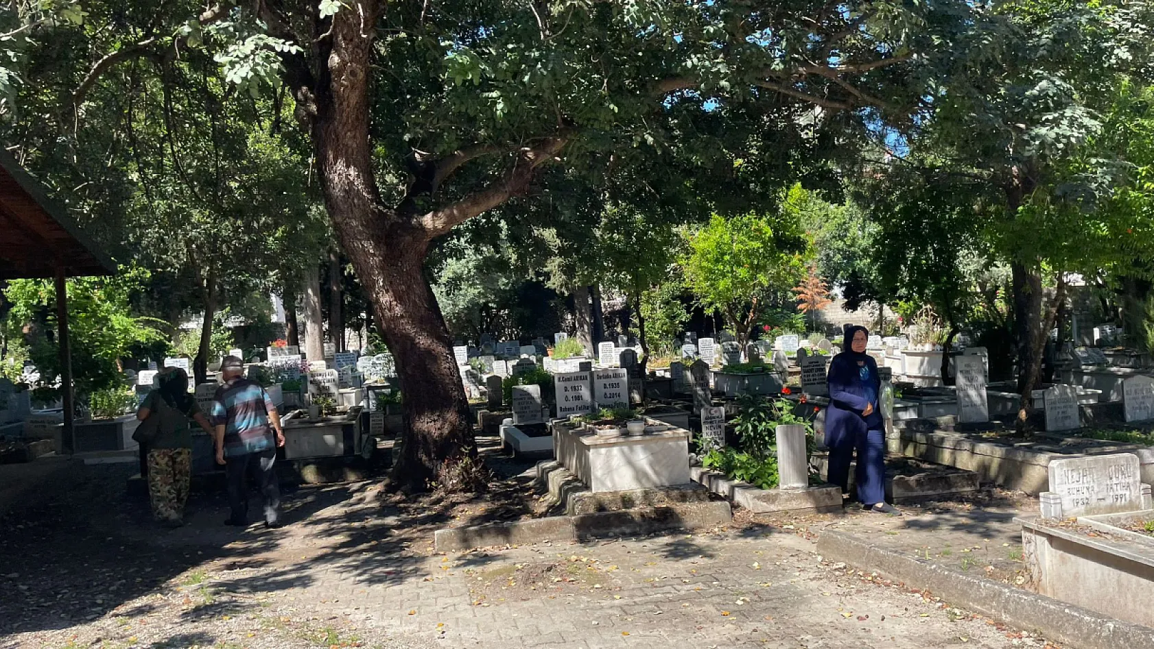 Fethiye'de bayram öncesi kabirlerde hüzün ve dua