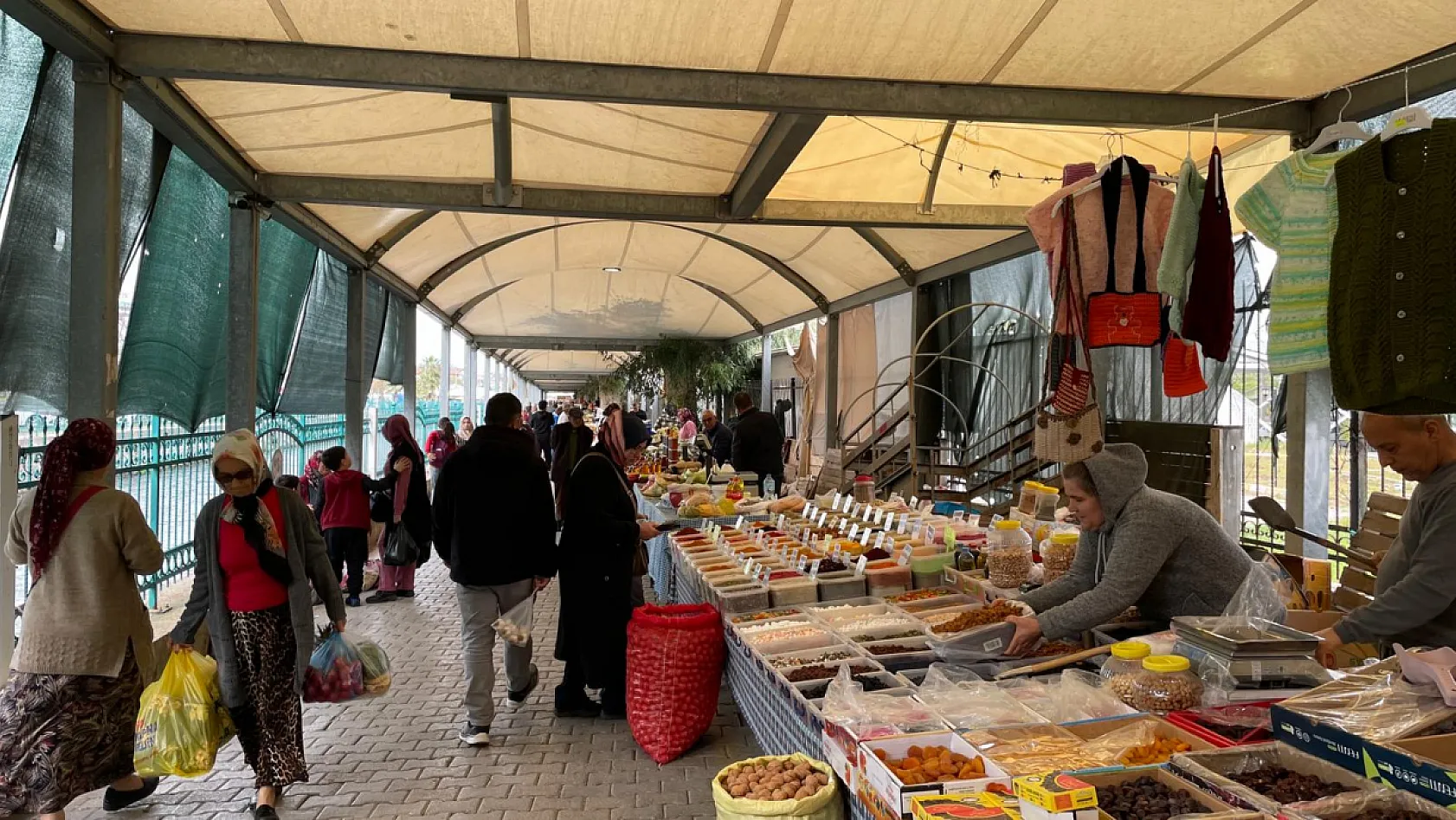 Fethiye'de bayram öncesi kurulan son 'Salı Pazarı'nda etiket fiyatları