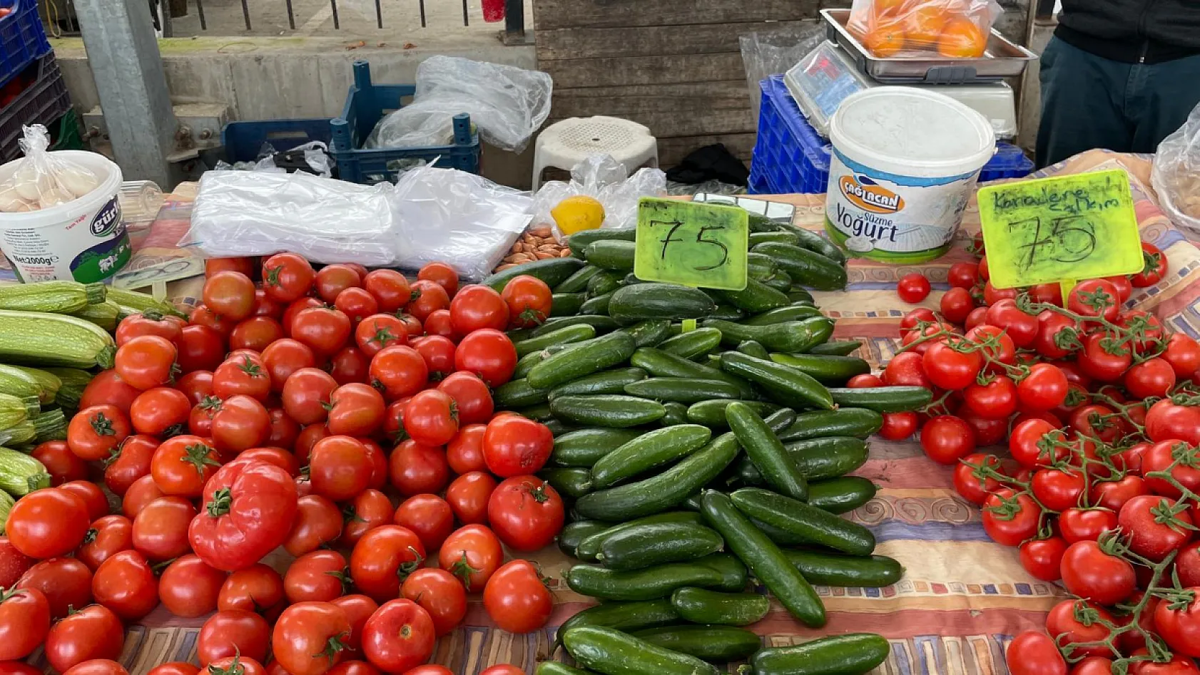 Fethiye'de bayram öncesi kurulan son 'Salı Pazarı'nda etiket fiyatları