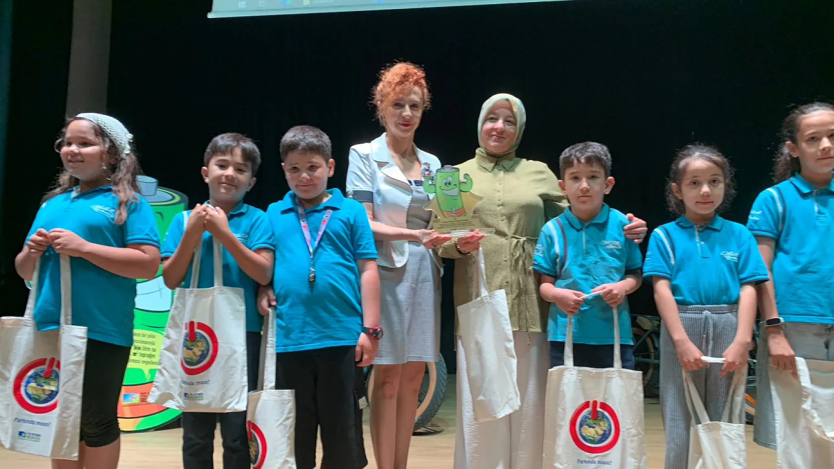 Fethiye'de çevreye duyarlı öğrenci ve okullar ödüllendirildi
